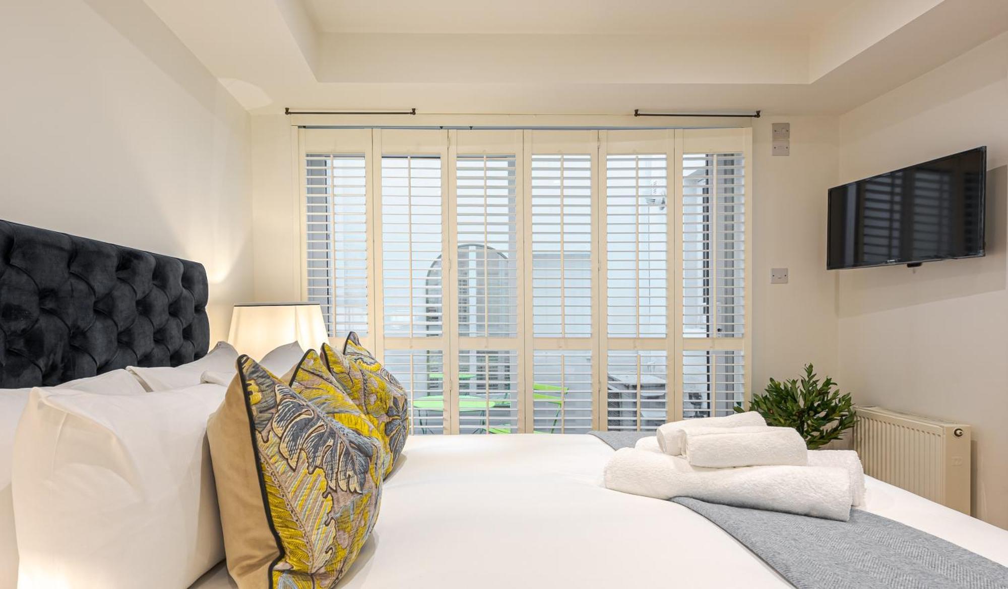 Chic Belgravia Hideaway With Private Patio 10 Mins To Harrods Apartment ลอนดอน ภายนอก รูปภาพ