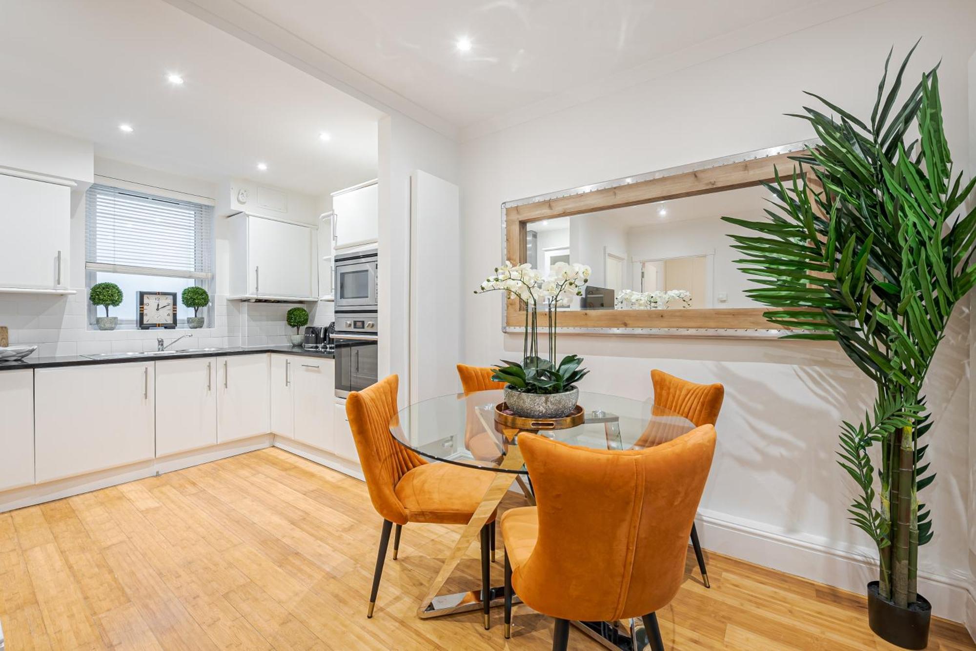 Modern 2Bd Hideaway In Belgravia With Private Patio 10 Mins Walk To Harrods ลอนดอน ภายนอก รูปภาพ